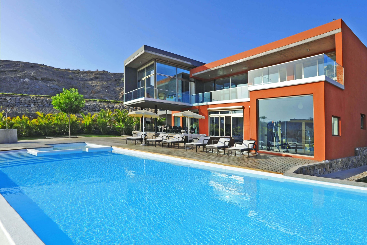 Prachtige luxe villa met 4 slaapkamers in de eerste lijn aan de golfbaan met een ruim interieur, een fitnessruimte, sauna en zwembad