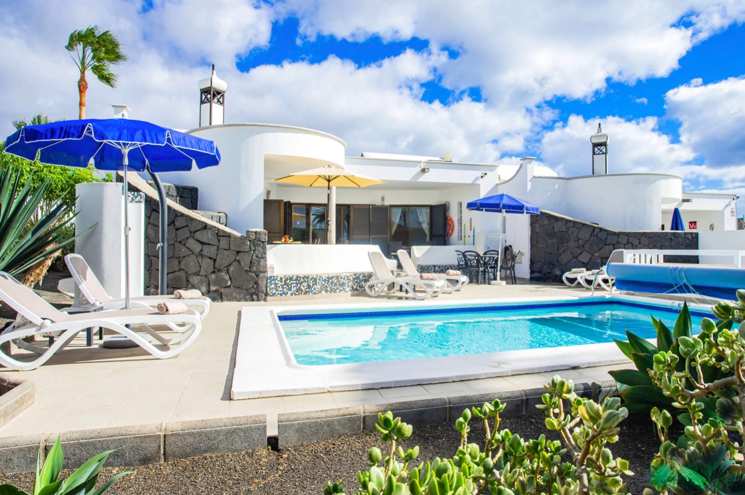 Hus med tre sovrum och privat uppvärmd pool i ett vackert bostadskomplex i Playa Blanca på södra ön