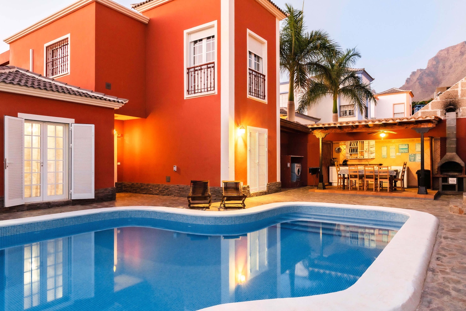 Confortable maison de vacances pour 8 personnes avec piscine privée et barbecue dans une cire de quartier résidentiel Fañabé Beach à Adeje