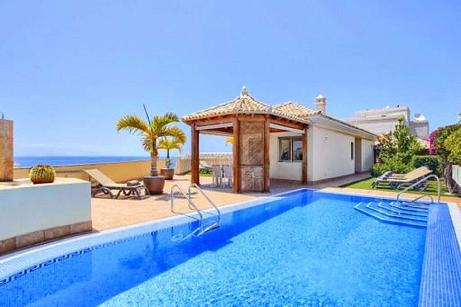 Fristående, modern, rymlig och ljus villa. Den ligger i Puerto de Santiago och har magnifik utsikt.