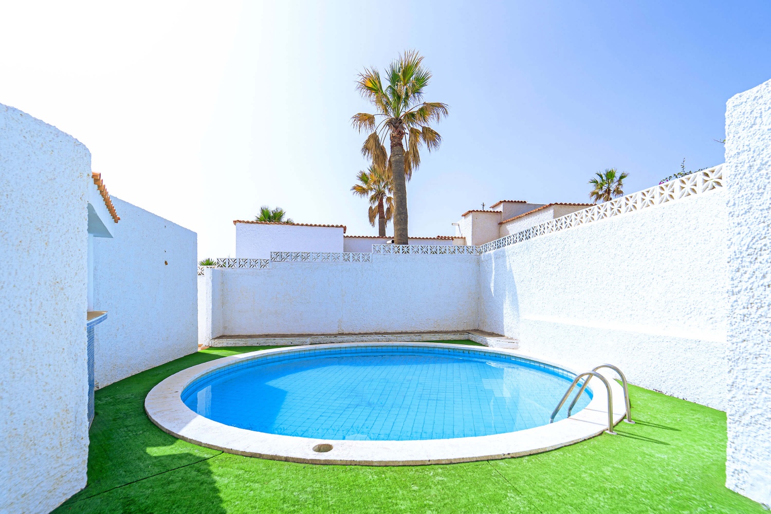Hyggeligt sommerhus med privat pool i et villakvarter tæt ved havet