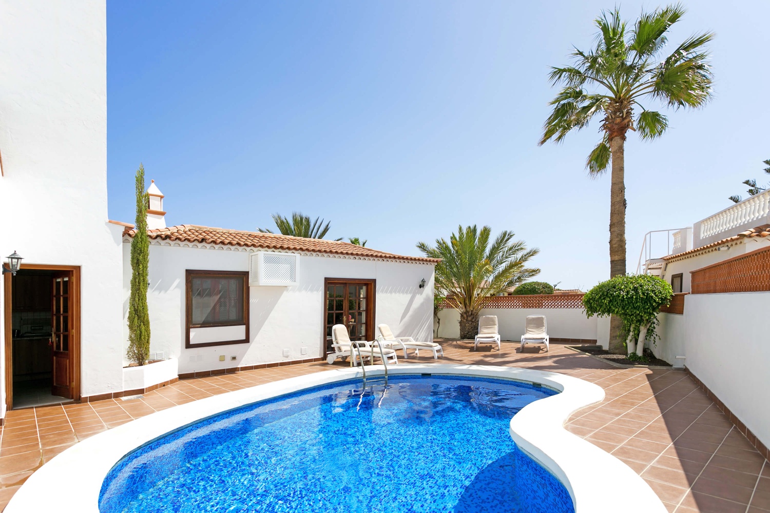 Beautiful and bright house with private pool and garden area, located on the Amarilla Golf course, a short distance from the beach and the marina