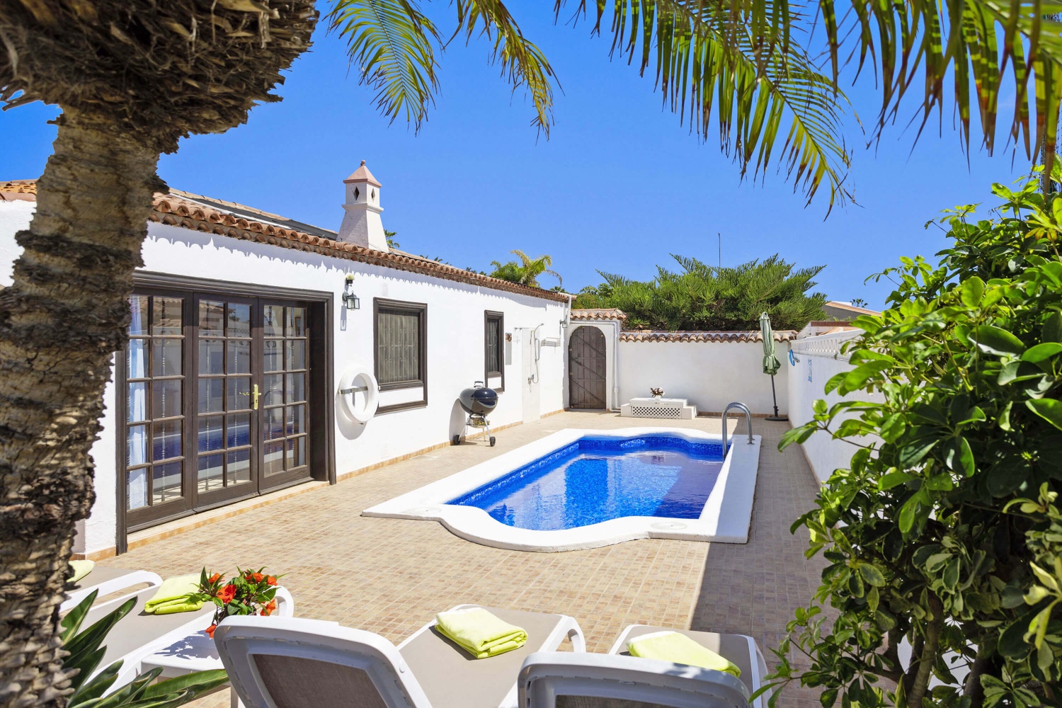 Fantastica casa per le vacanze con cucina separata, piscina privata, zona pranzo esterna e capacità per sei persone. Situato nel campo da golf 