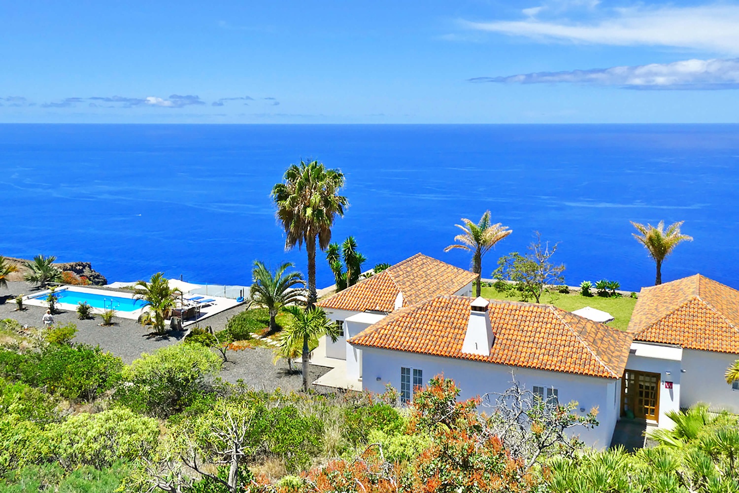 Very nice modern house with private pool and stunning panoramic views of the Atlantic Ocean. The very well equipped holiday home is ideal for a holiday on La Palma with all comforts.