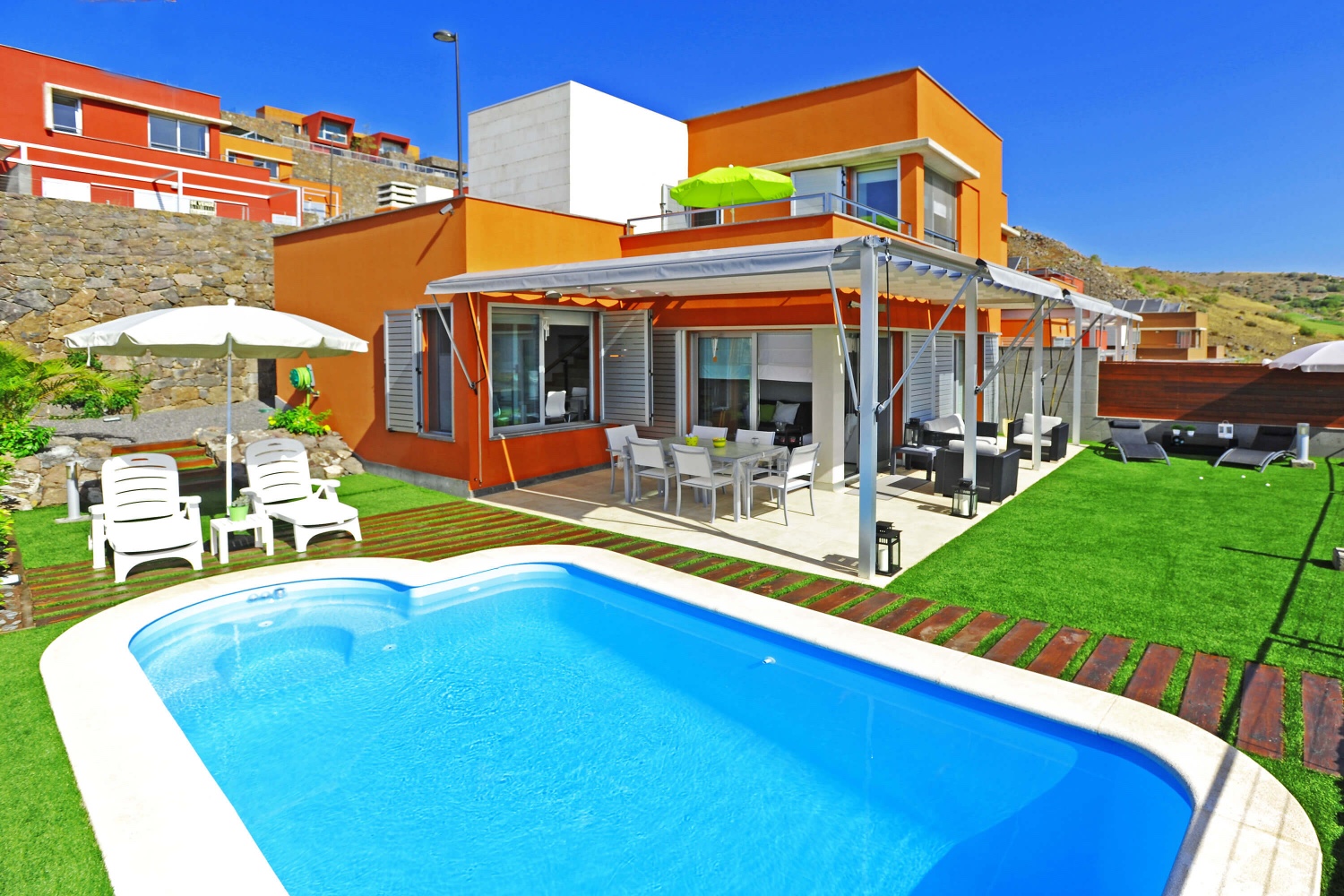 Haus im modernen Stil mit gutem Geschmack eingerichtet und einem angenehmen Außenbereich mit privatem beheiztem Pool
