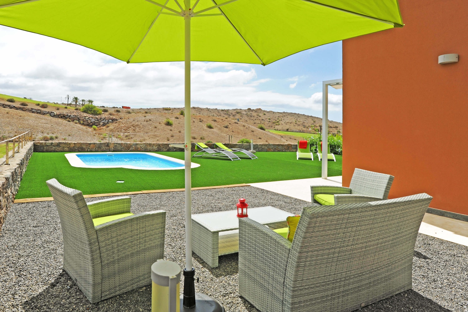 Haus mit großem Außenbereich mit Sitzgelegenheiten, privatem Pool und einer privilegierten Lage in der ersten Reihe des Golfplatzes