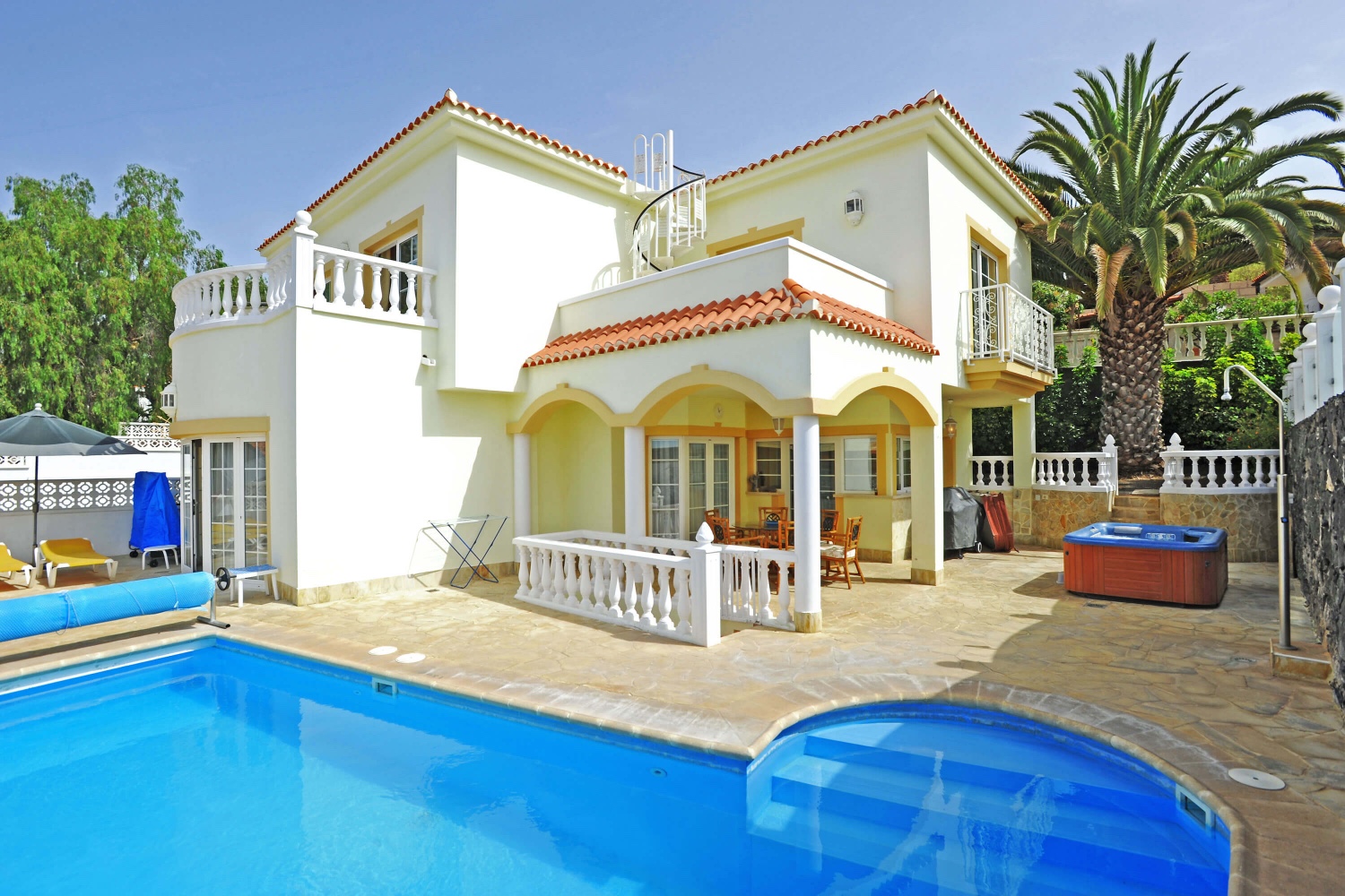 Spacious holiday home with pool for a relaxing holiday in the residential area of Chayofa