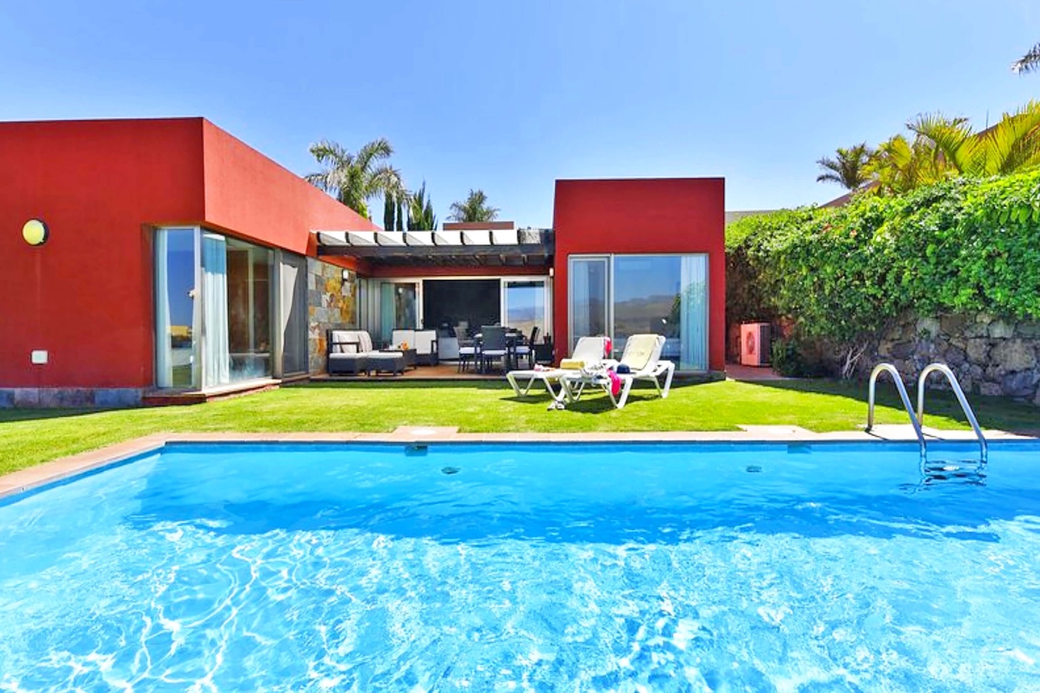 Hermosa casa de dos dormitorios y jardín amplio con terraza cubierta y piscina privada climatizable con vistas al campo de golf