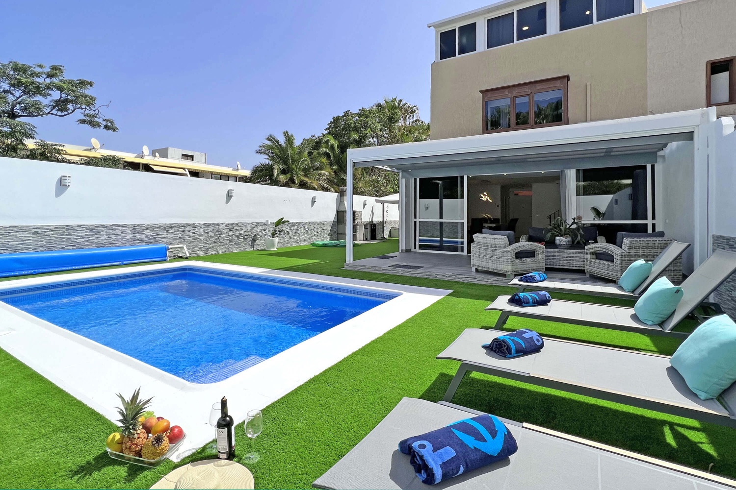 Flot og moderne feriehus kun 50 meter fra havet, med privat pool, grill og privat garage.
