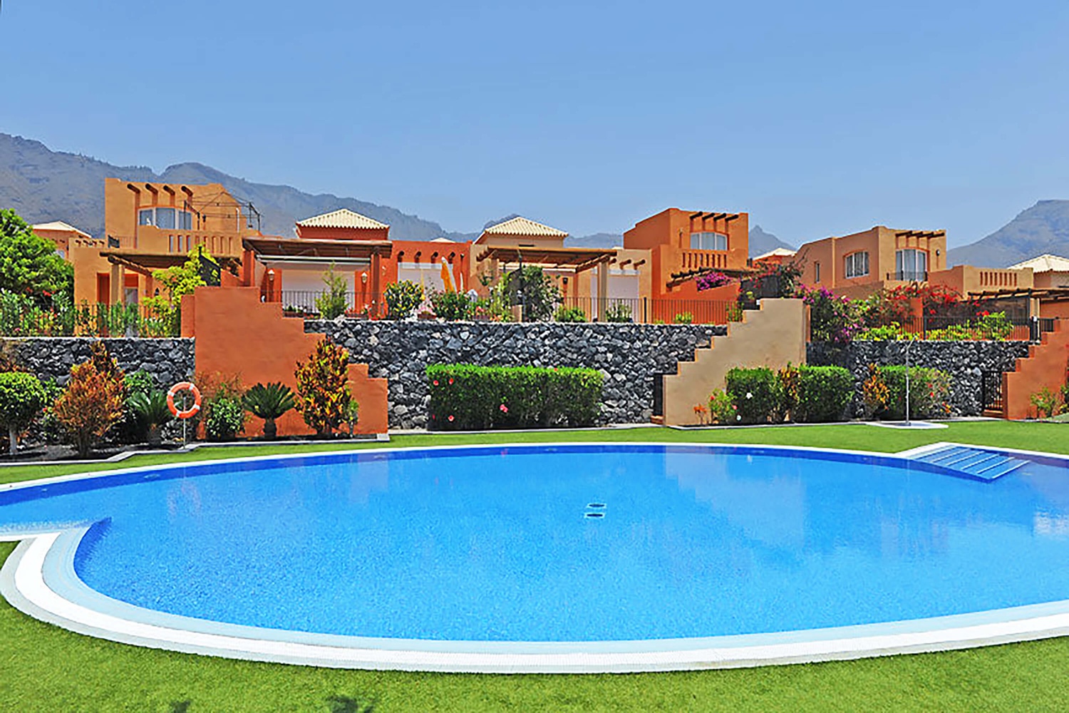 Moderne und stilvolle Villa mit zwei Schlafzimmern und Gemeinschaftspool, gelegen in der Nähe des Costa Adeje Golfplatzes