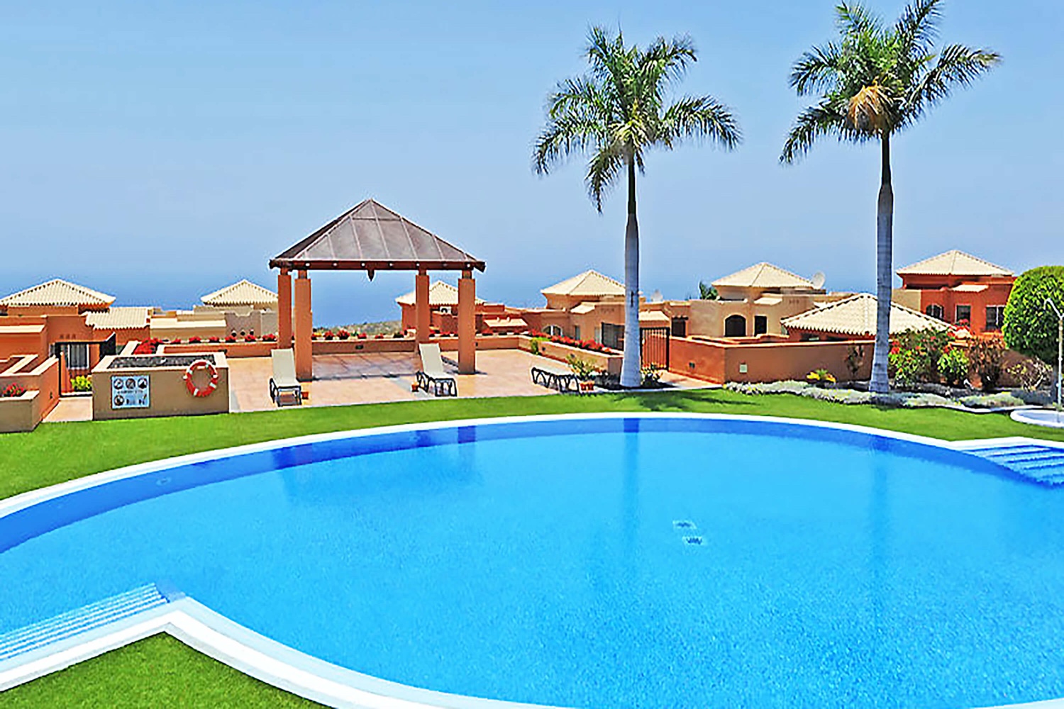 Huizen in het zonnige zuiden van het eiland Tenerife, met een groot gemeenschappelijk zwembad en dichtbij de golfbaan en de stranden van Costa Adeje