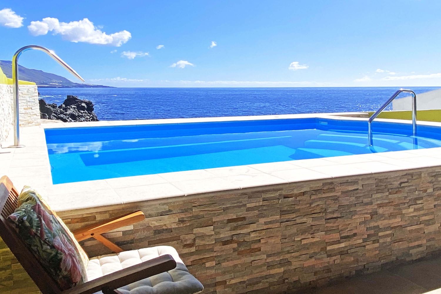 Belle maison située au bord de l'Atlantique, avec vue panoramique sur la mer depuis la piscine et à seulement 500 m de la plage.