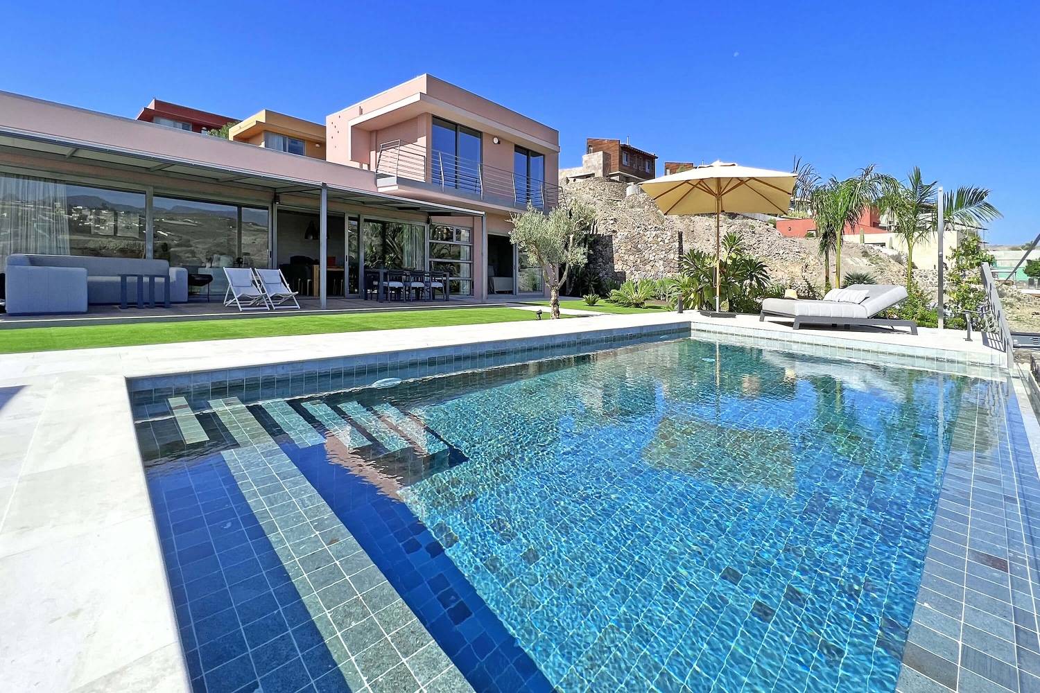 Preciosa vivienda de lujo, luminosa, decorada con gusto y una amplia terraza con piscina privada.