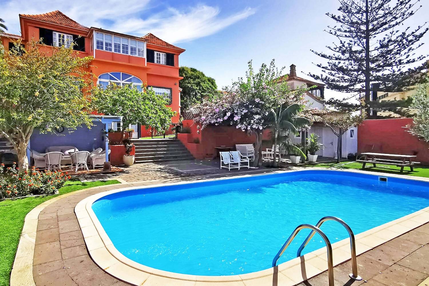 Splendide appartement indépendant situé à Santa Brígida, au nord de Gran Canaria, avec piscine privée, jardin et espace barbecue.