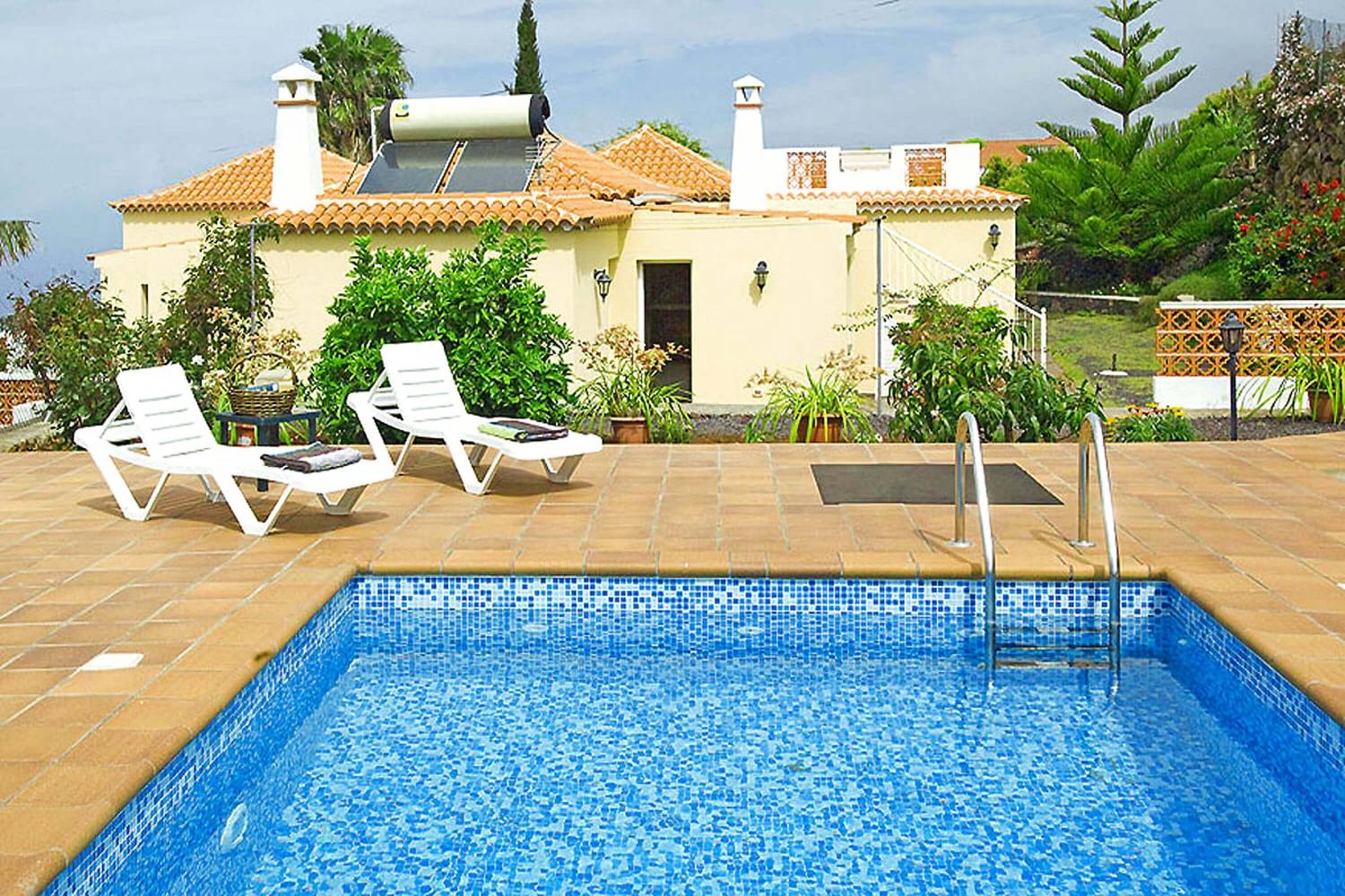 Casa vacanze con magnifica terrazza con piscina privata e sedie a sdraio, perfetta per qualche giorno di relax nella zona di Tijarafe