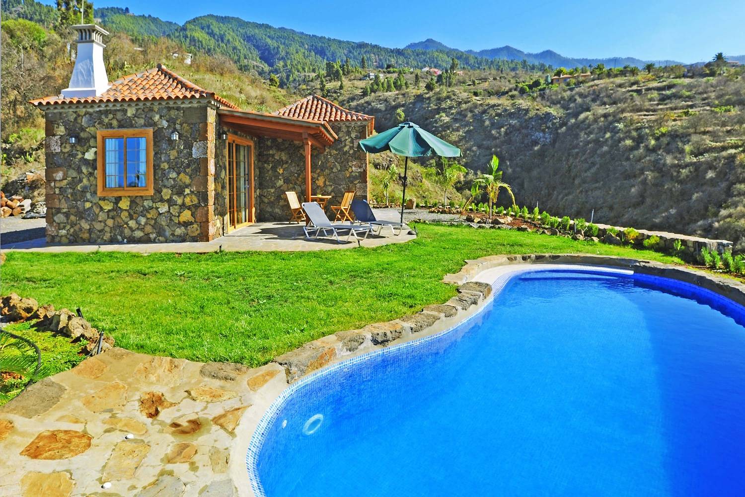 Bonita casa rural de piedra amueblada con materiales de alta calidad, con piscina privada con sistema de cloración salina y buena ubicación con hermosas vistas a las montañas y el mar