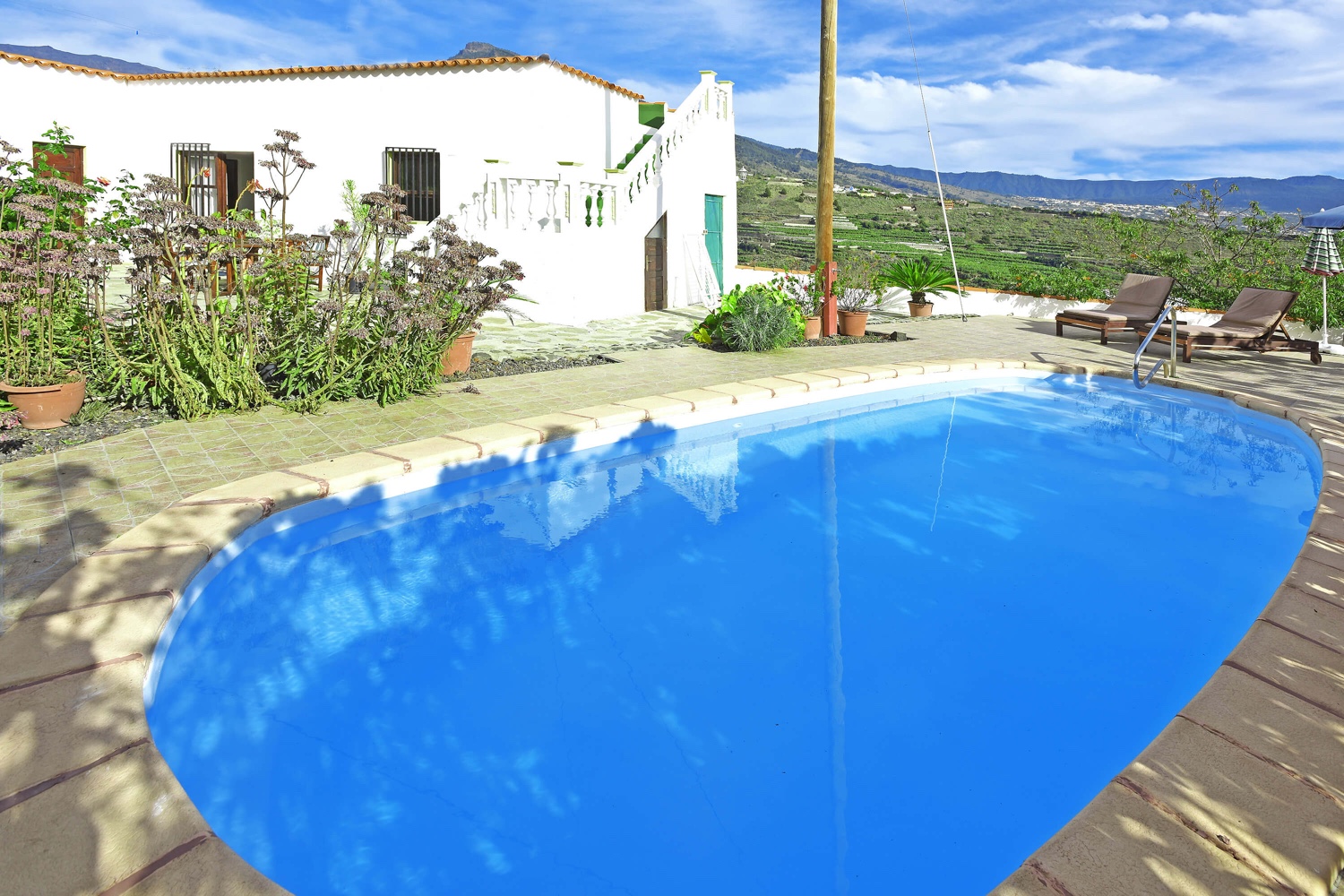Casa de vacaciones en Tijarafe con una terraza de piscina grande para relajarse