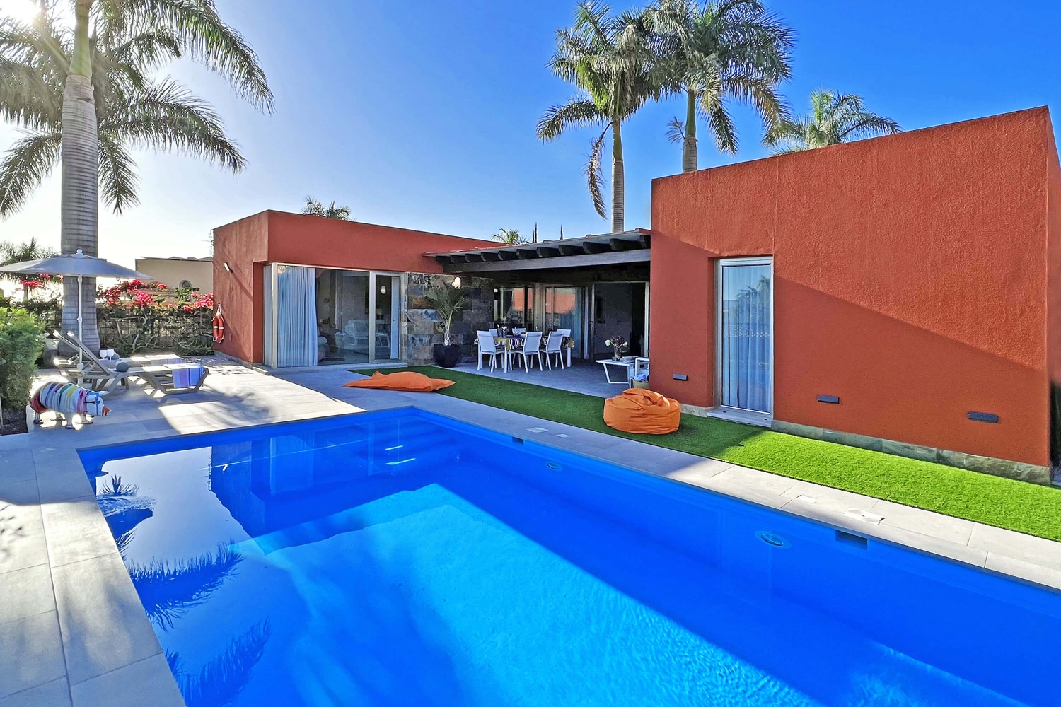 Casa elegante de dos dormitorios ubicada en el campo de golf de Salobre reformada y decorada con estilo, con una magnífica terraza cubierta y una gran piscina privada.