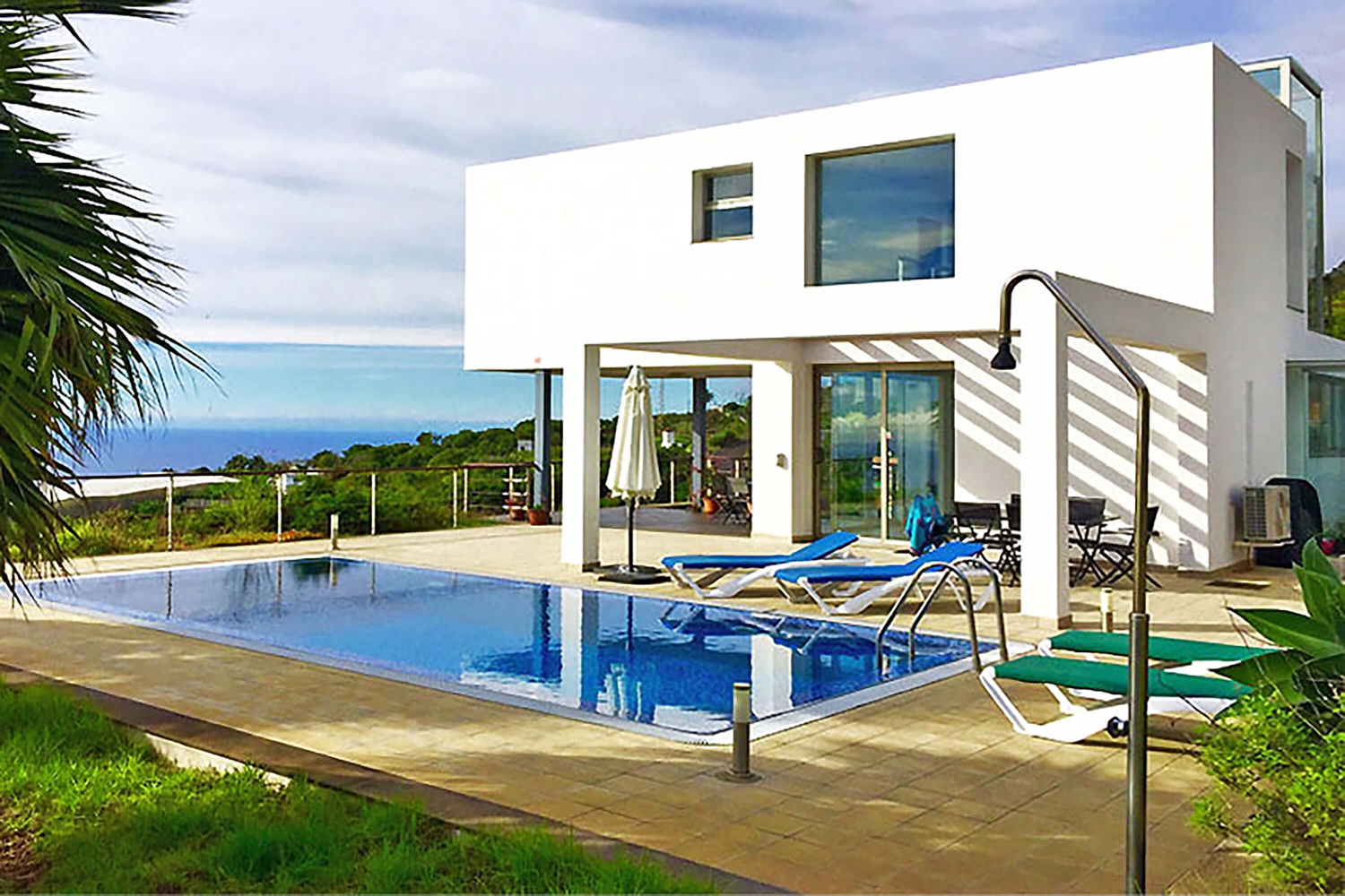 Luxueuse maison de vacances à louer à La Palma avec une architecture moderne avec une grande piscine et de belles vues panoramiques sur la mer