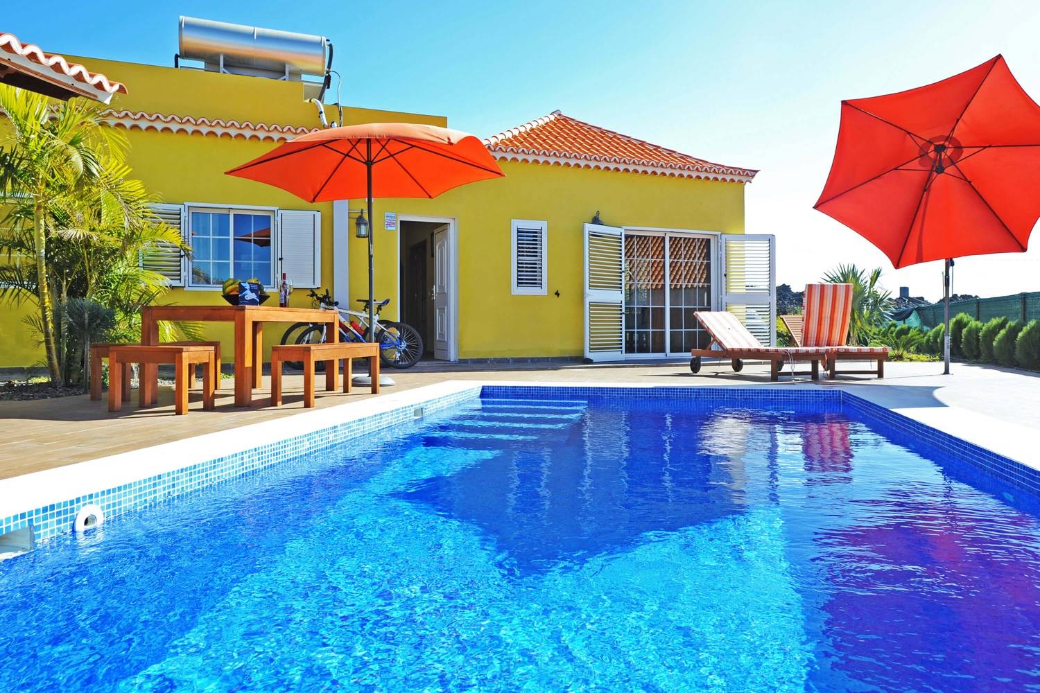 Casa de vacaciones con bonita zona exterior, piscina y cocina al aire libre en la zona rural de Las Manchas