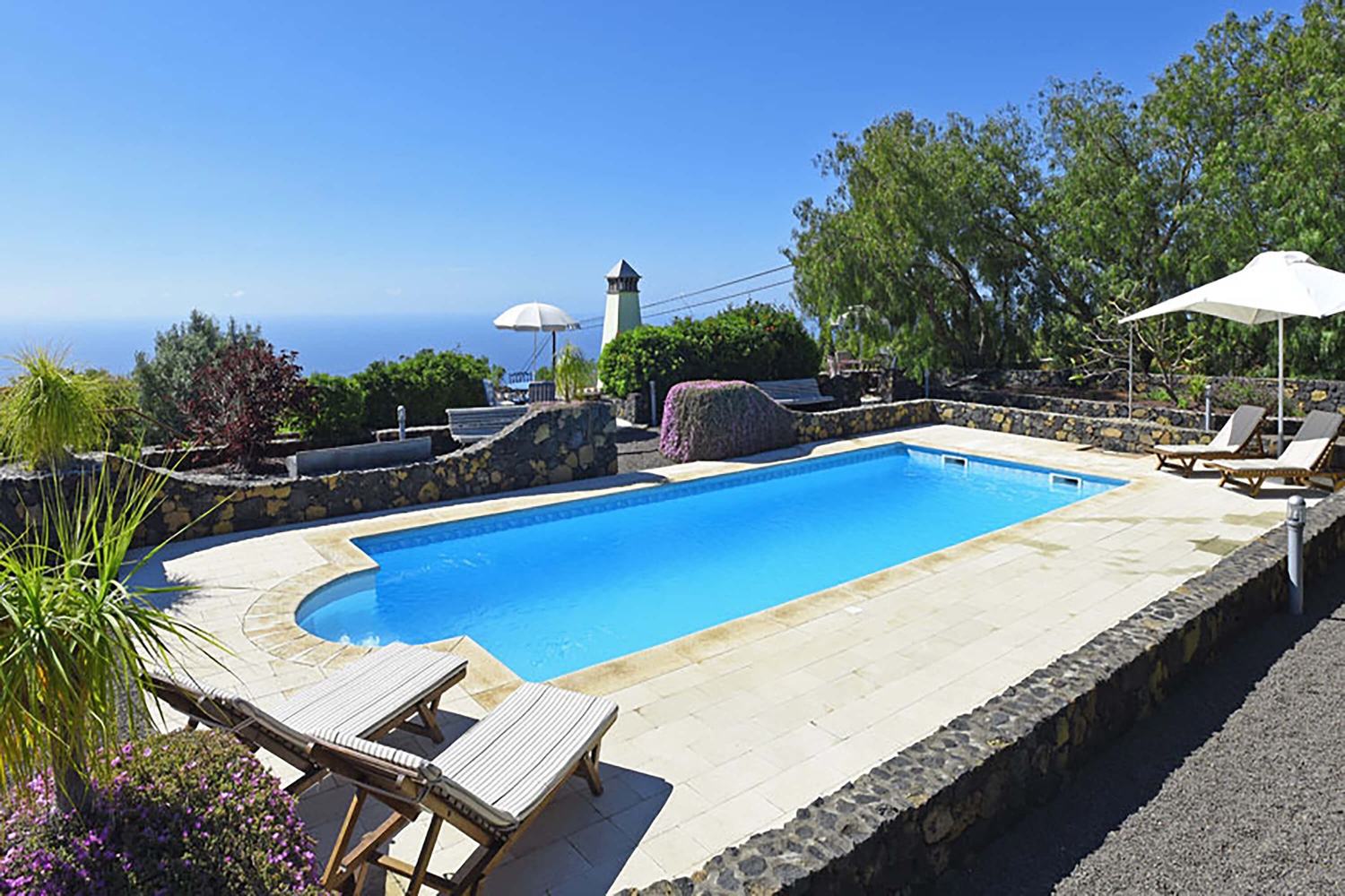 Feriehus til to personer udstyret med fremragende smag, med dejligt terrasseområde med glasskærme og stor fælles pool