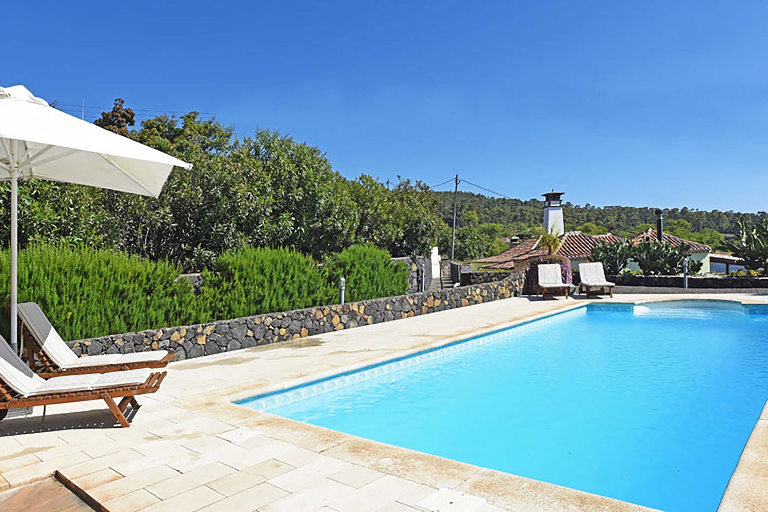 Velholdt sommerhus på en gård med swimmingpool og panoramaudsigt over havet i det smukke område af Las Tricias