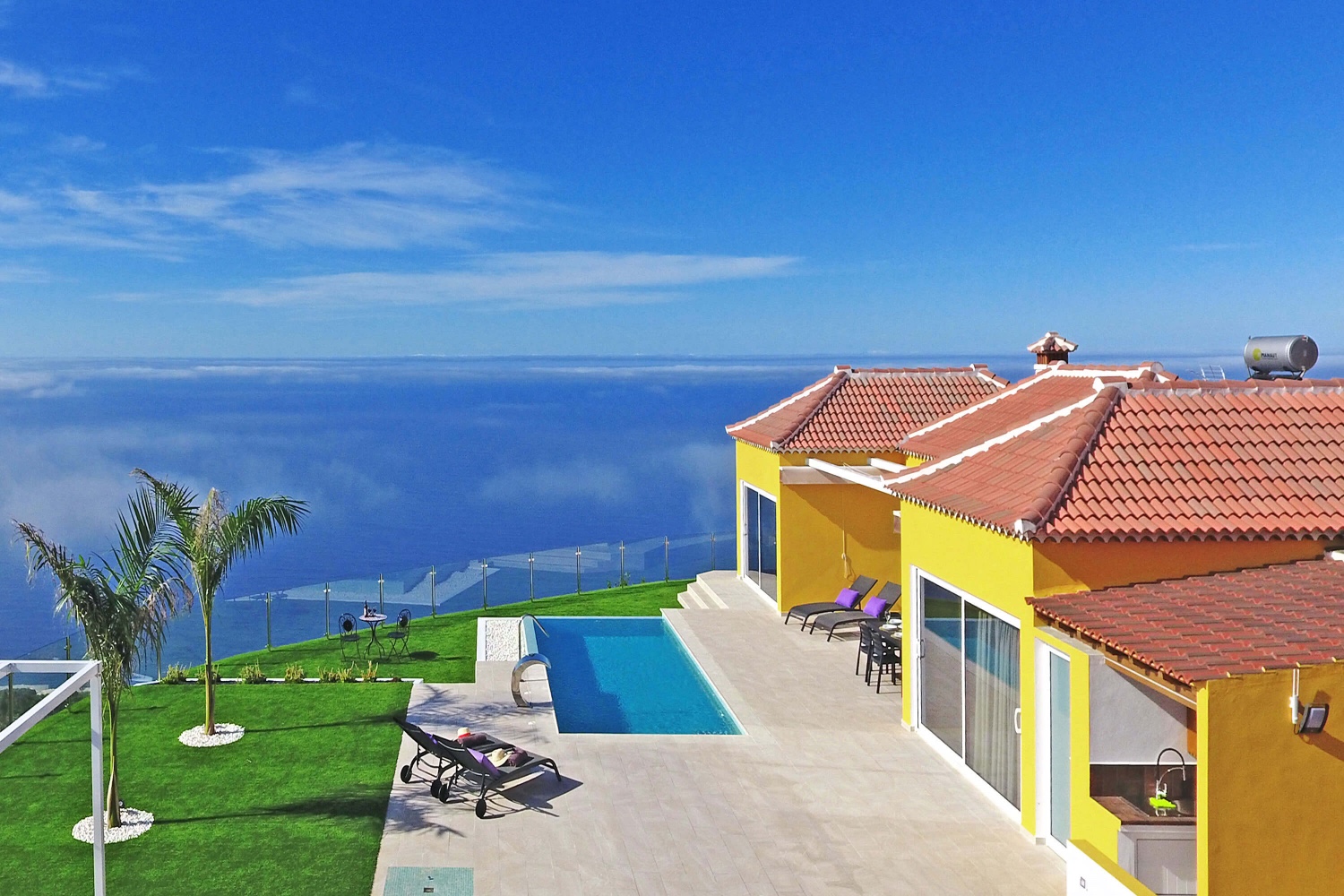 Moderna villa per vacanze con sistema di energia sostenibile e tutti i comfort per un soggiorno perfetto con una spettacolare vista sul mare.