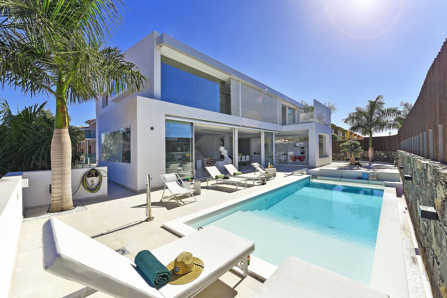 Eksklusiv designervilla som ligger i Meloneras, det mest livlige området sør på Gran Canaria, svært nær Meloneras-stranden og dens glamorøse maritime boulevard.