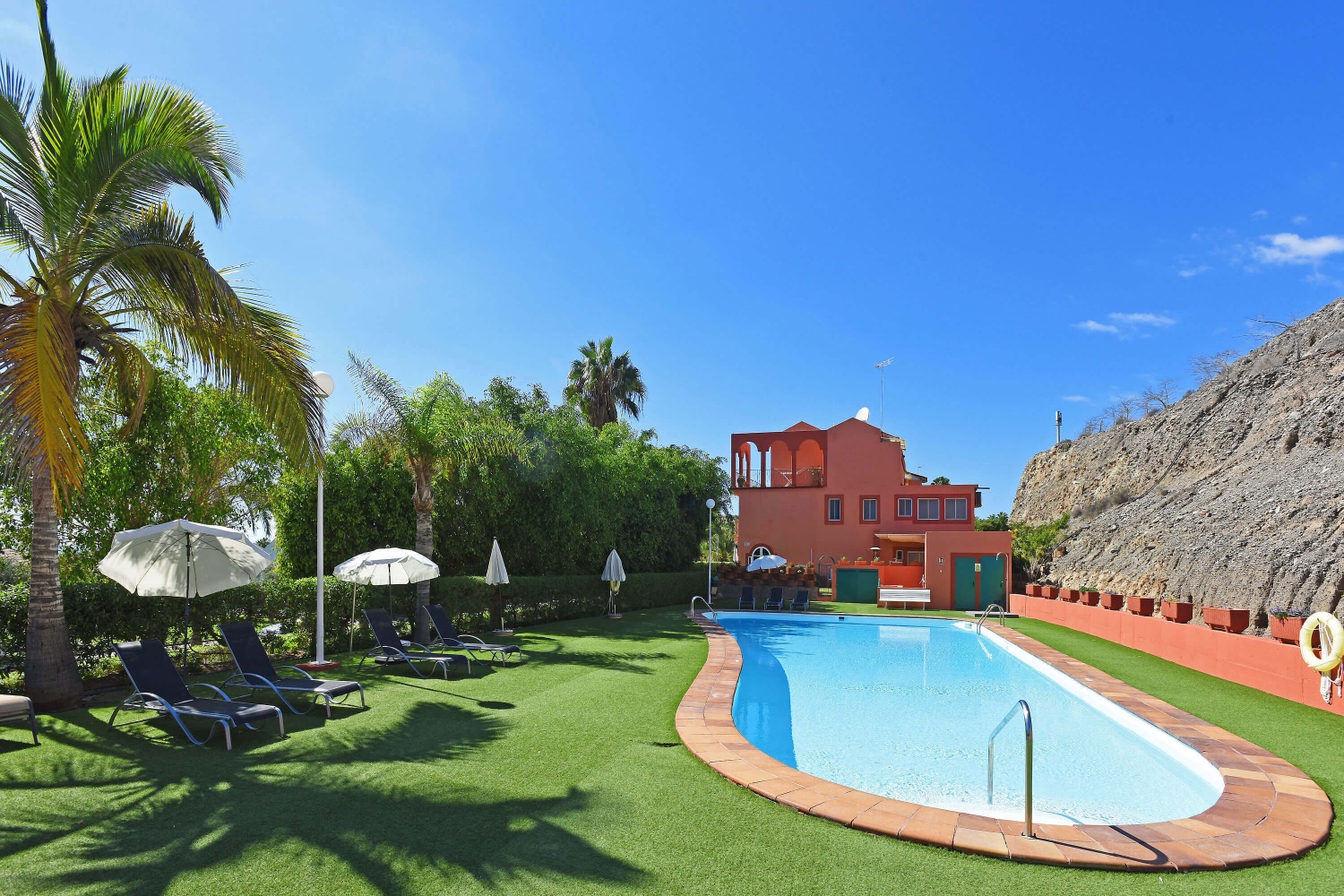 Spaziosa casa vacanze su 3 piani con vista mare, piscina comunitaria e a pochi metri dalla spiaggia. 