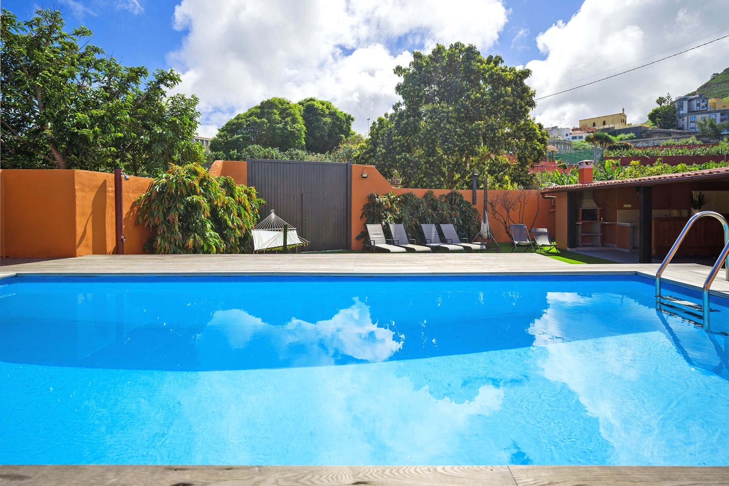Wunderschönes Herrenhaus mit 5 Schlafzimmern und privatem Pool in Arucas, nur 4 km von natürlichen Pools entfernt, wo Sie die Sonne und das Meer genießen können