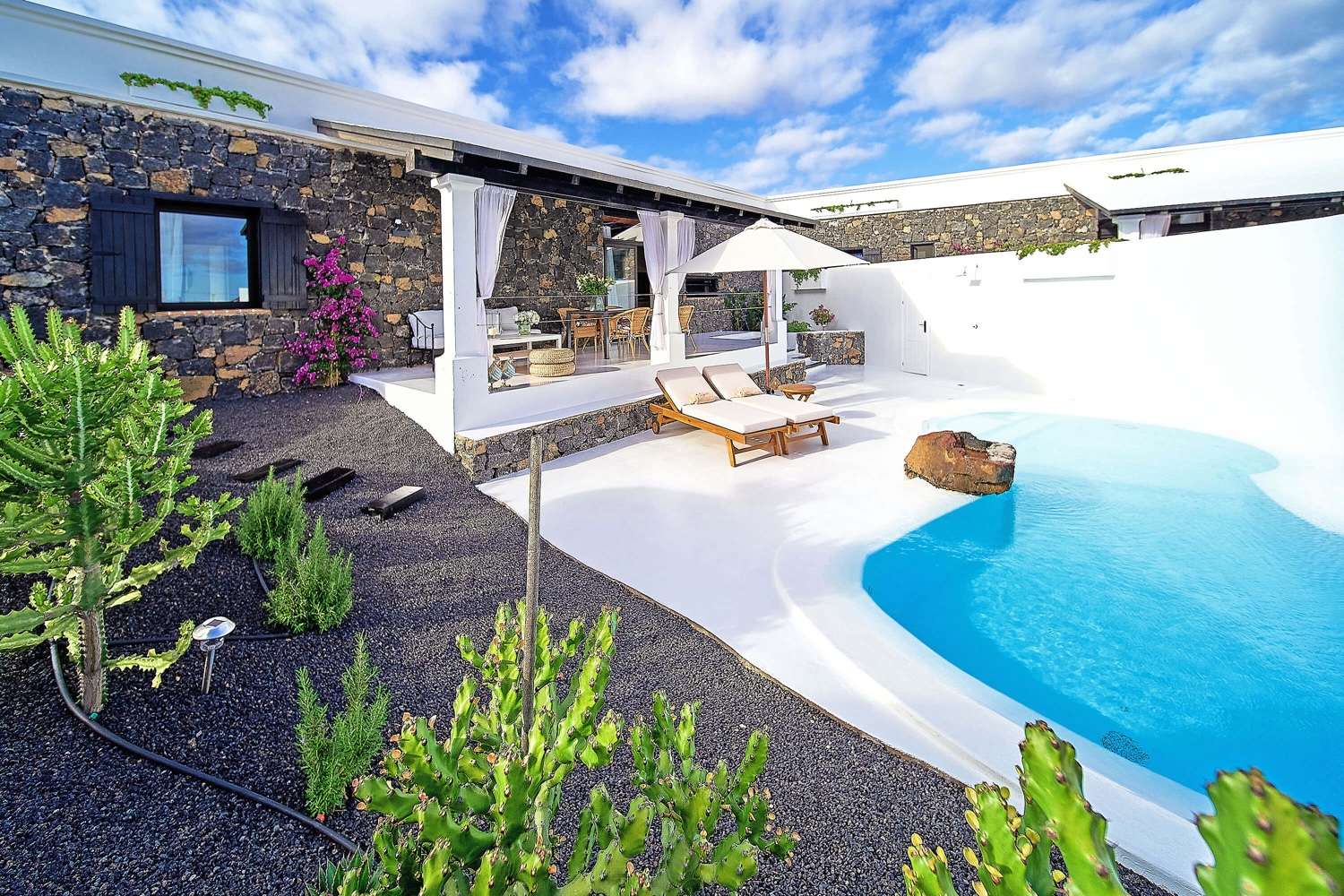 Schönes und elegantes Haus für zwei Personen mit privatem Pool und in einem Wohngebiet gelegen.