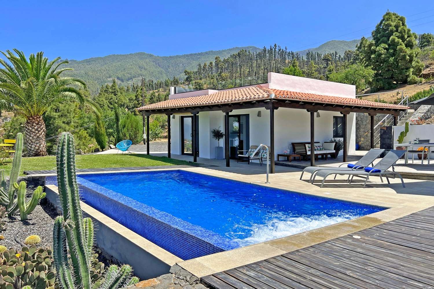 Very nice, small holiday home with modern furniture and private pool. The ideal place to relax and as a starting point for excursions and for hiking.
