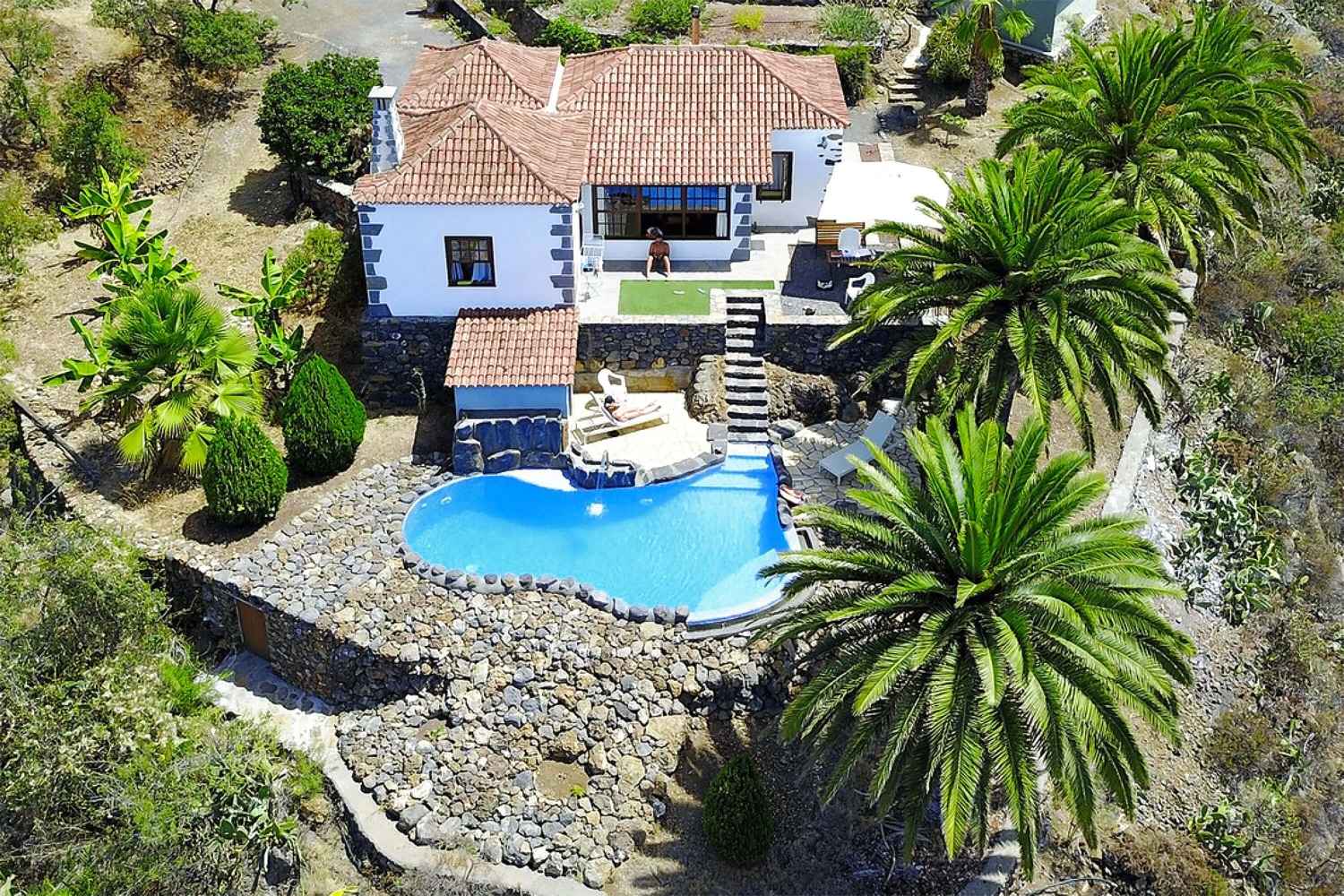Casa rústica de dos dormitorios con una magnífica zona exterior con bonitos detalles, piscina privada y fantásticas vistas al verde paisaje de La Palma