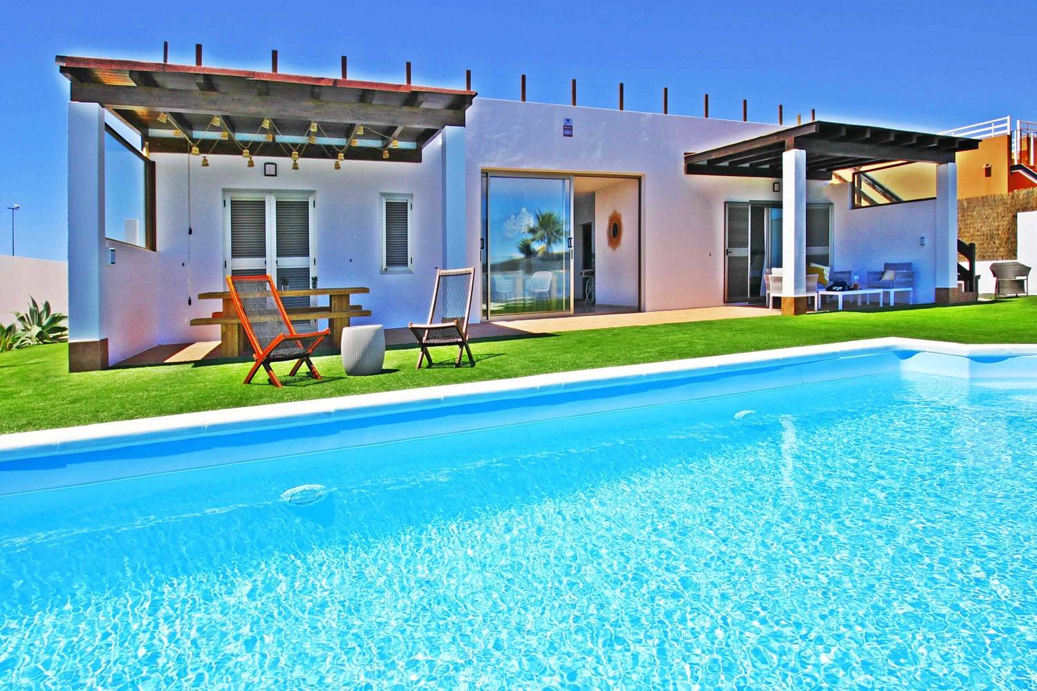 Viihtyisä ja moderni loma-asunto, josta on näkymät Atlantille, sijaitsee asuinalueella lähellä Fuerteventuran golfklubia