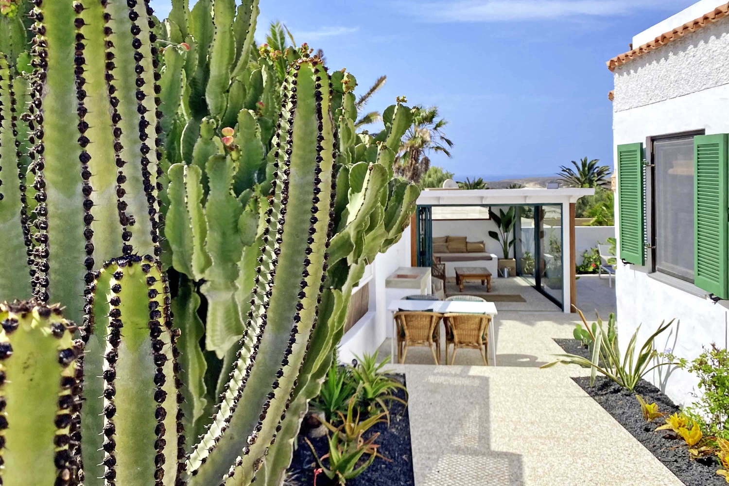 Bardzo jasny i przytulny dom, położony na południu Fuerteventury, z przepięknym widokiem na morze, gaje palmowe i wulkany.