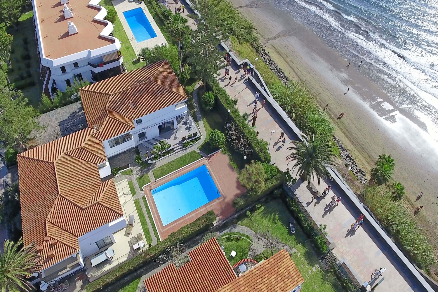 Prachtig modern huis aan het strand met gemeenschappelijk zwembad en directe toegang tot de boulevard