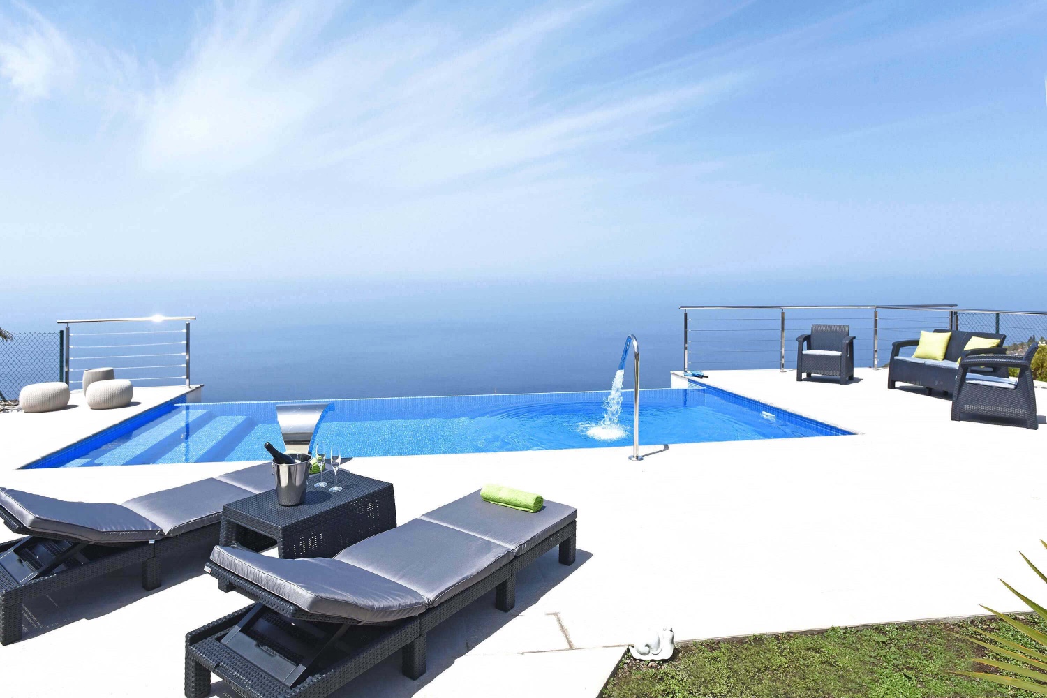 Casa de vacaciones recientemente renovada de estilo moderno en la zona bonita de Tijarafe con terraza amplia con piscina y vistas panorámicas al mar