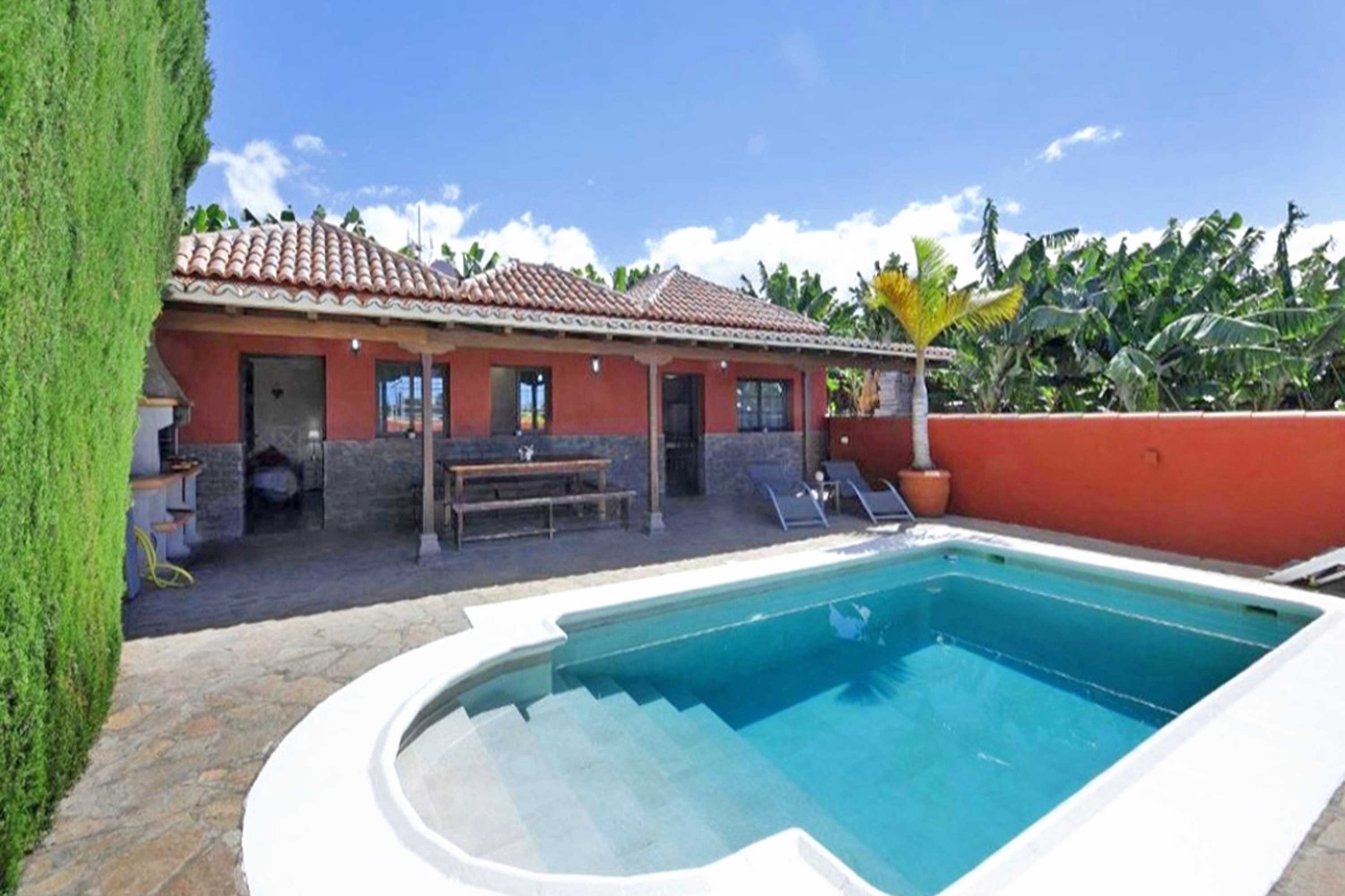 Schönes Ferienhaus für 4 Personen mit leicht zugänglichem Privatpool, gelegen in einer ländlichen Gegend mit Blick auf das Meer und die Berge