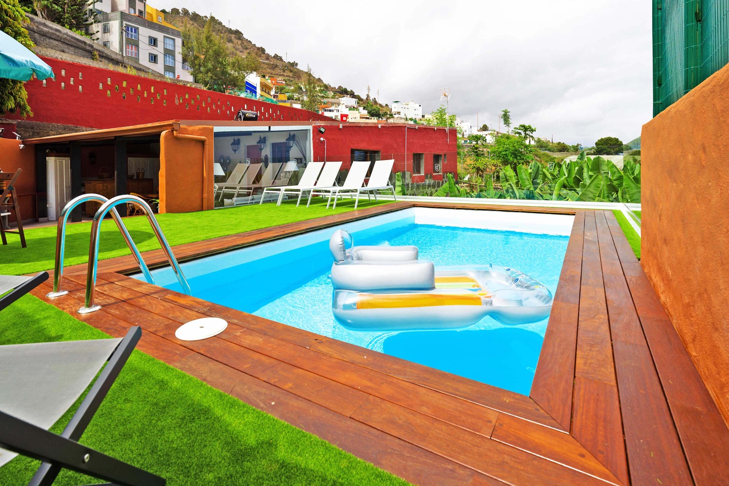 Schönes und gemütliches Ferienhaus umgeben von Bananenbäumen, mit Meerblick und privatem Pool