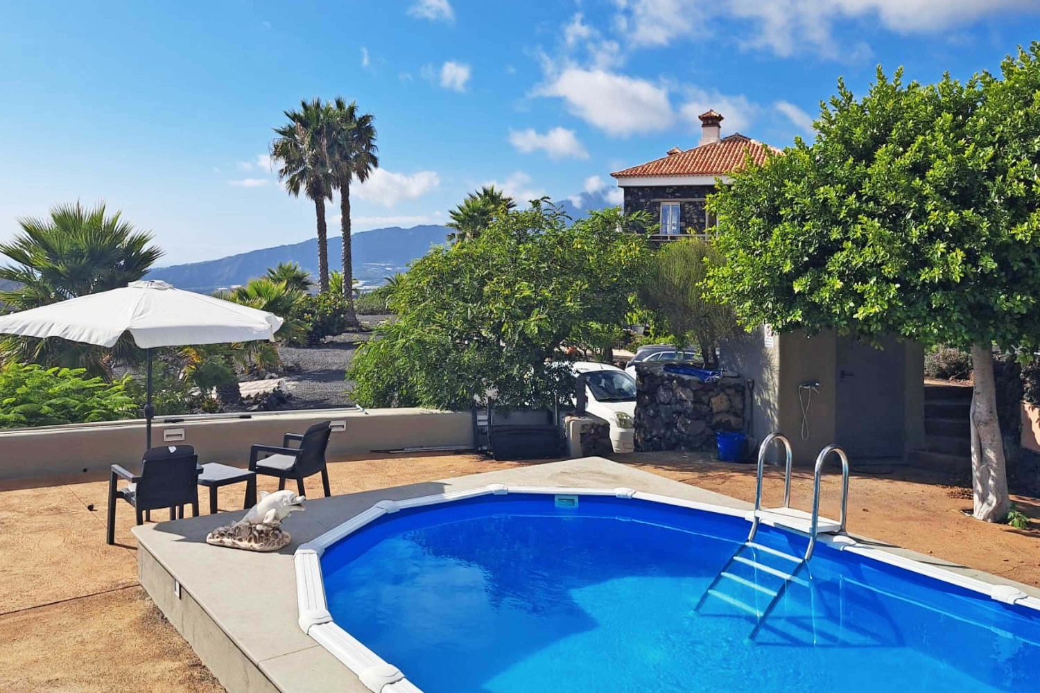 Studio moderne, lumineux et très bien équipé avec terrasse, espace commun avec piscine et chaises longues pour profiter du beau climat et de la vue sur la mer