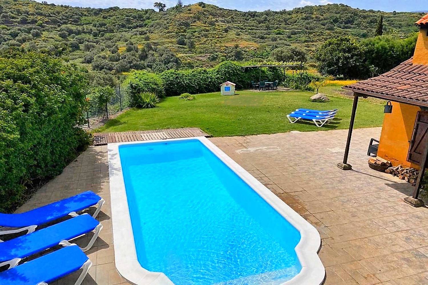 Krásný venkovský dům s vlastním bazénem a velkou zahradou v klidné oblasti v blízkosti hlavního města Las Palmas