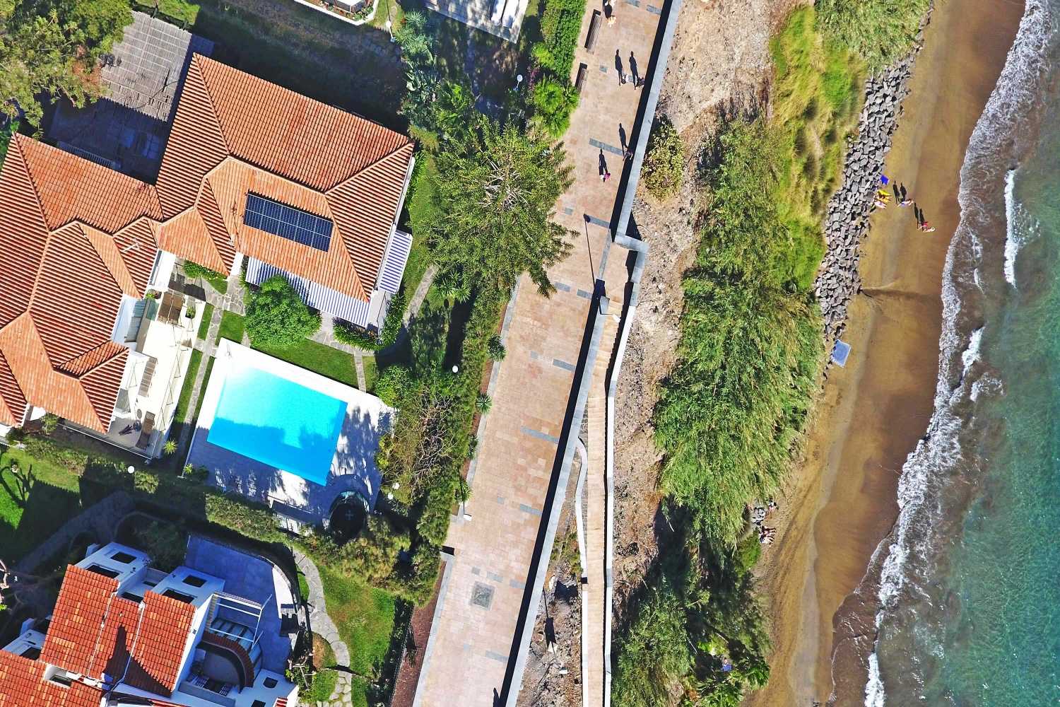 Prachtig modern huis aan het strand met gemeenschappelijk zwembad en directe toegang tot de boulevard