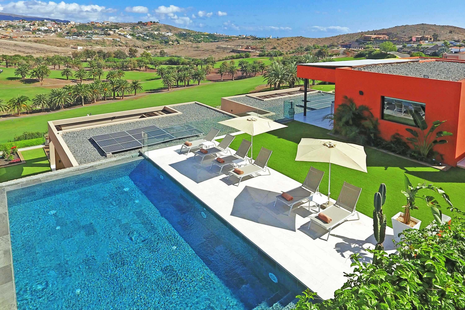 Una de las casas más amplias y lujosas de Salobre con piscina infinity climatizable y diversas terrazas con unas vistas espectaculares sobre el campo de golf.