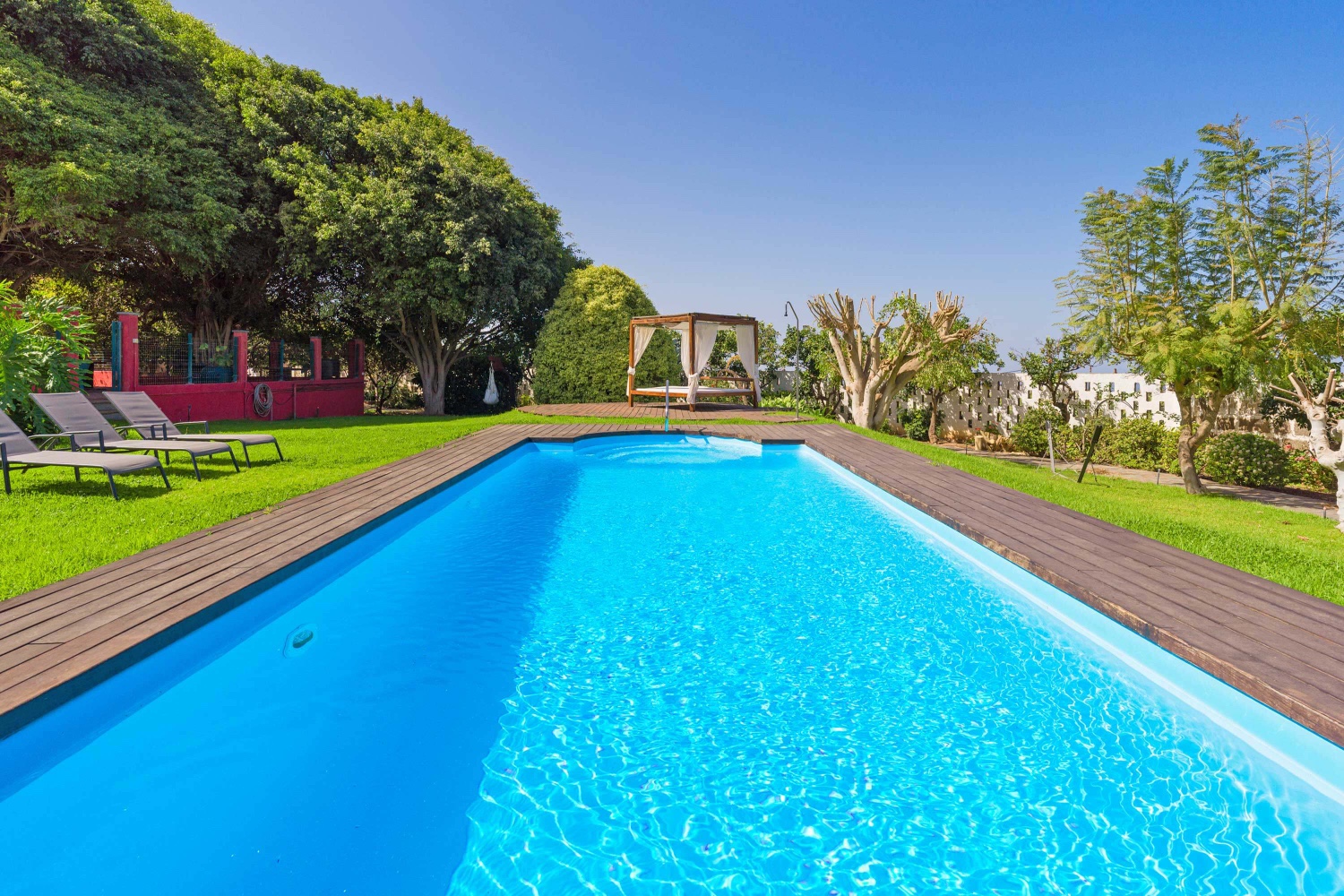 Lujosa mansión de 5 dormitorios con piscina privada y cancha de tenis en la hermosa zona de Arucas en el norte de la isla