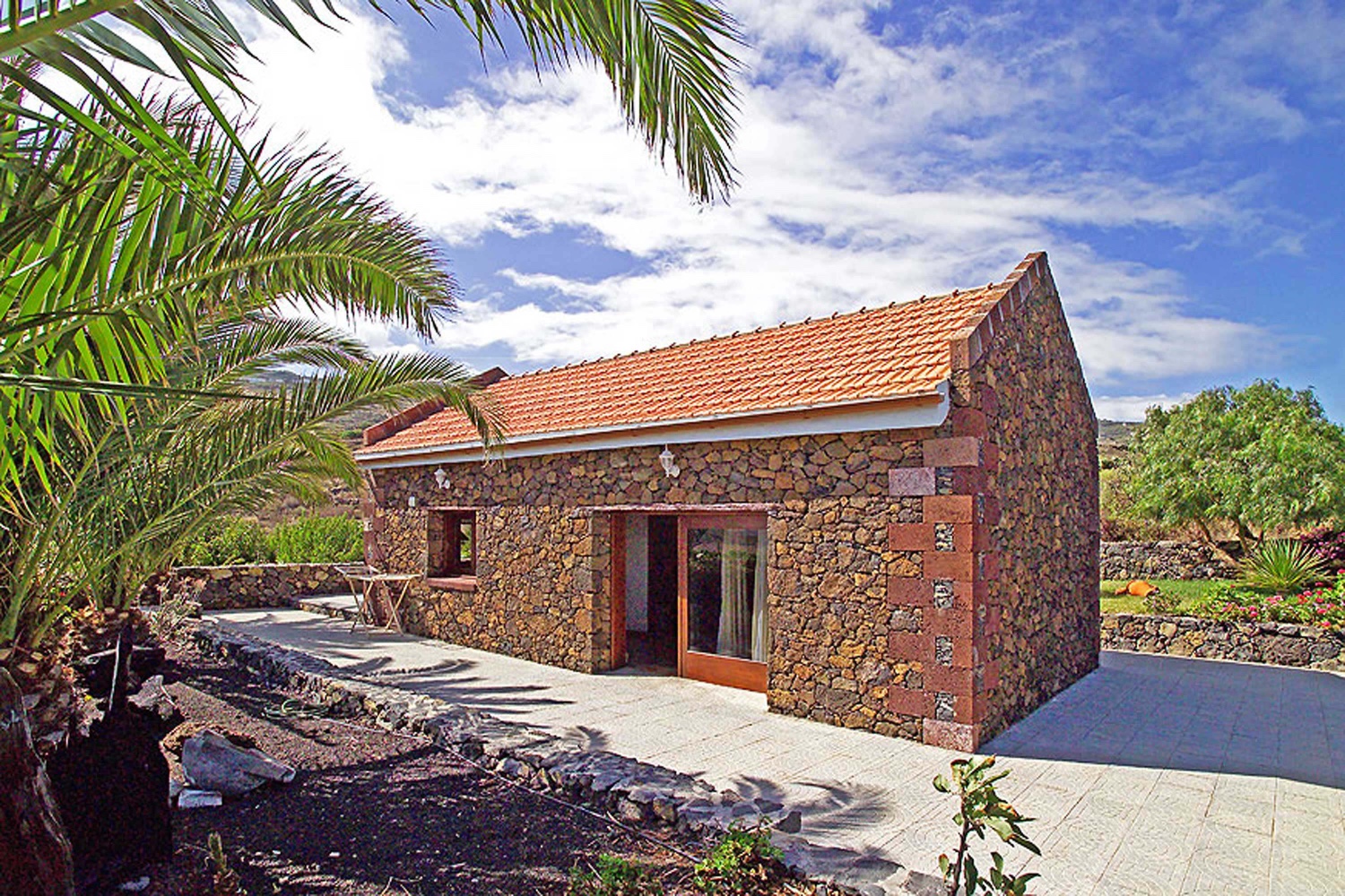 Rustic holiday house with nice garden area, an oasis of relaxation to enjoy a very special hiking holiday on La Gomera