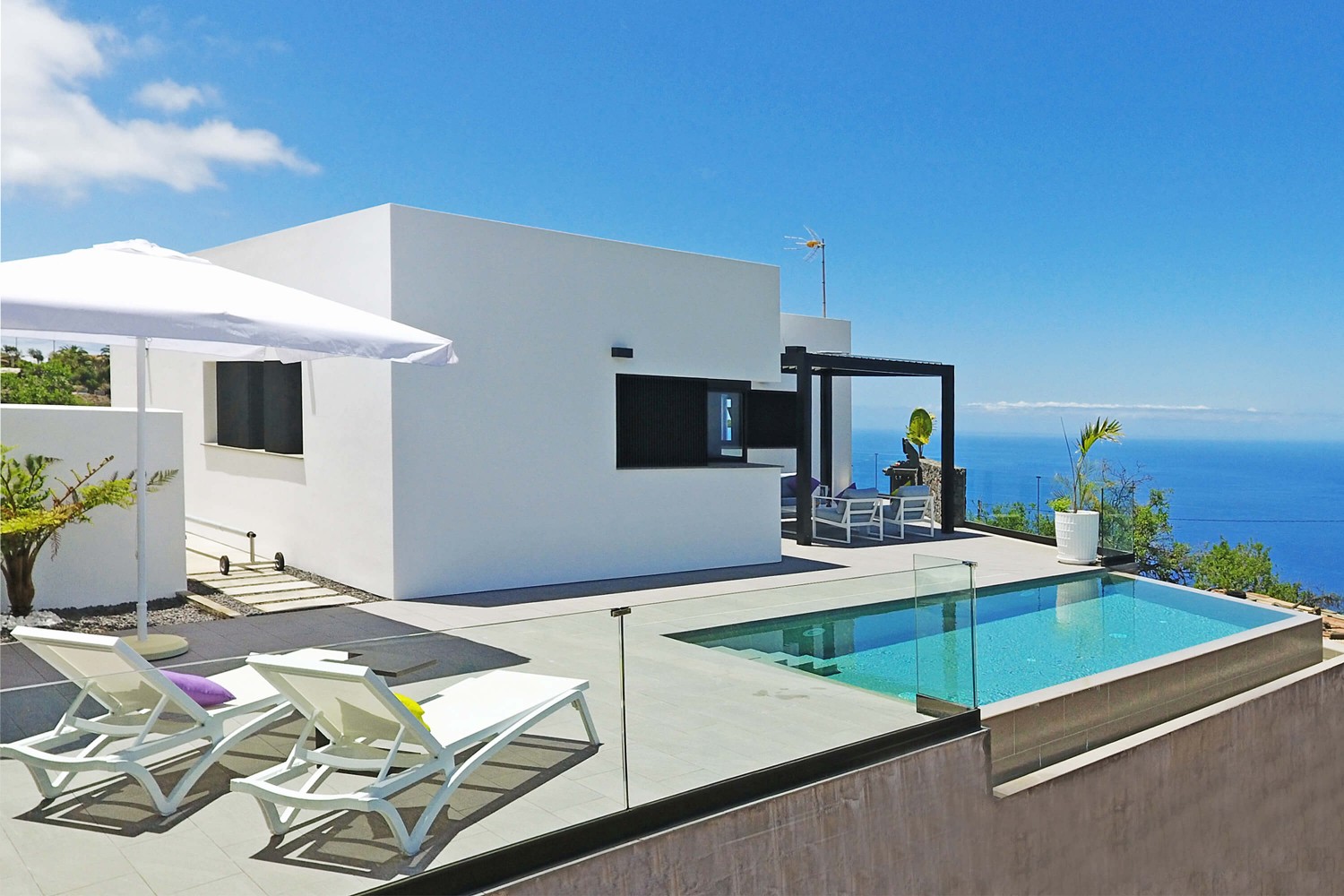 Charmante maison moderne et très confortable dans un endroit spectaculaire avec les plus belles vues et une magnifique terrasse de détente.