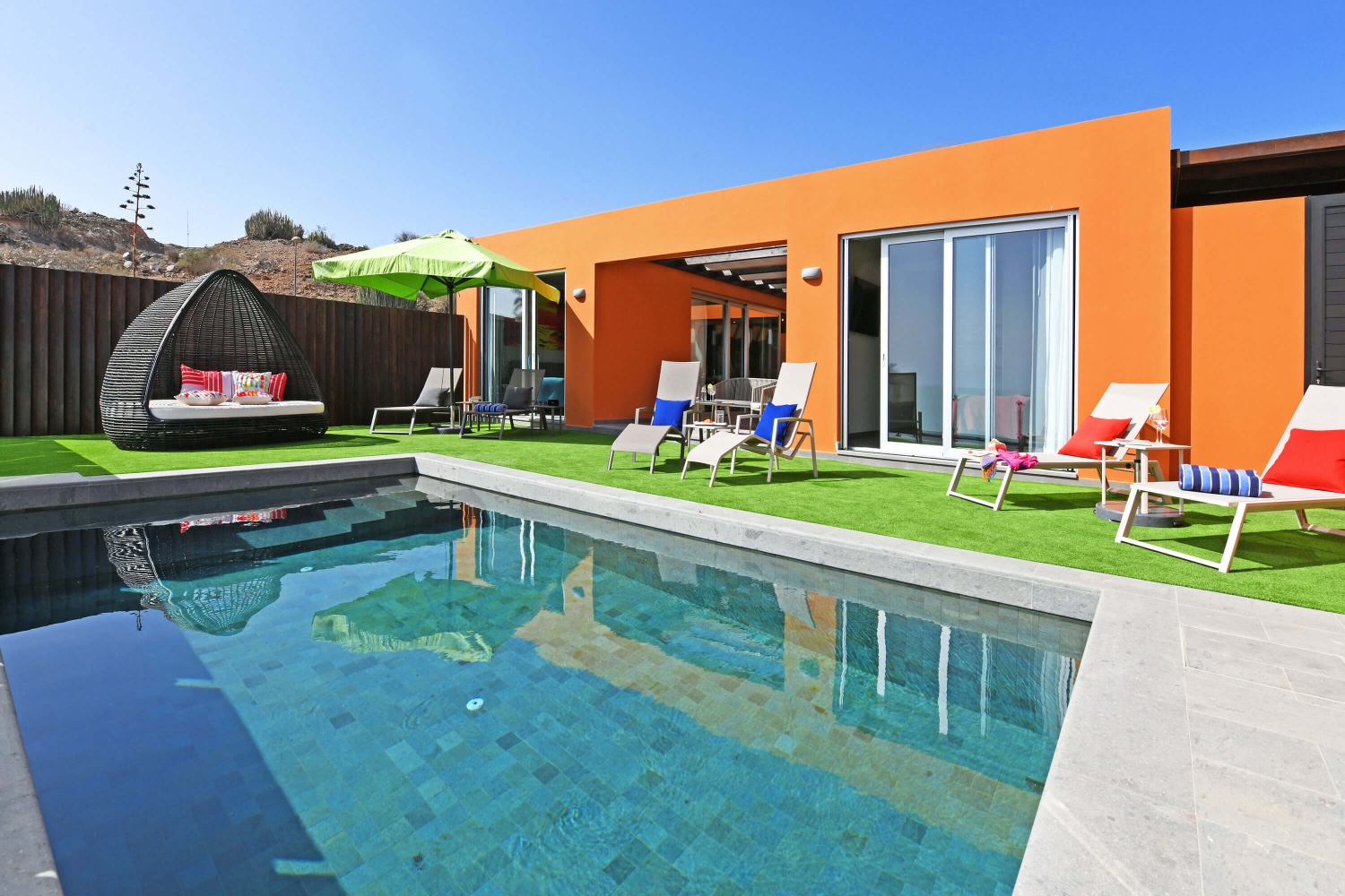 Modern luxury bungalow with all comforts, tasteful interiors and a cozy outdoor area with sunny terrace, private pool and sea views, as well as a patio with dining area