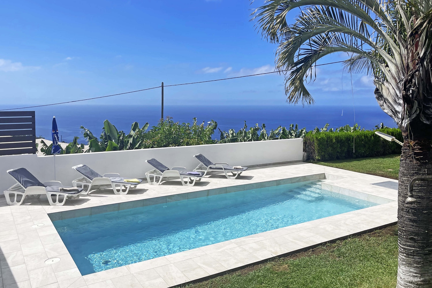 Belle maison de vacances avec piscine et vue mer privé dans un cadre paisible au milieu des plantations de bananes