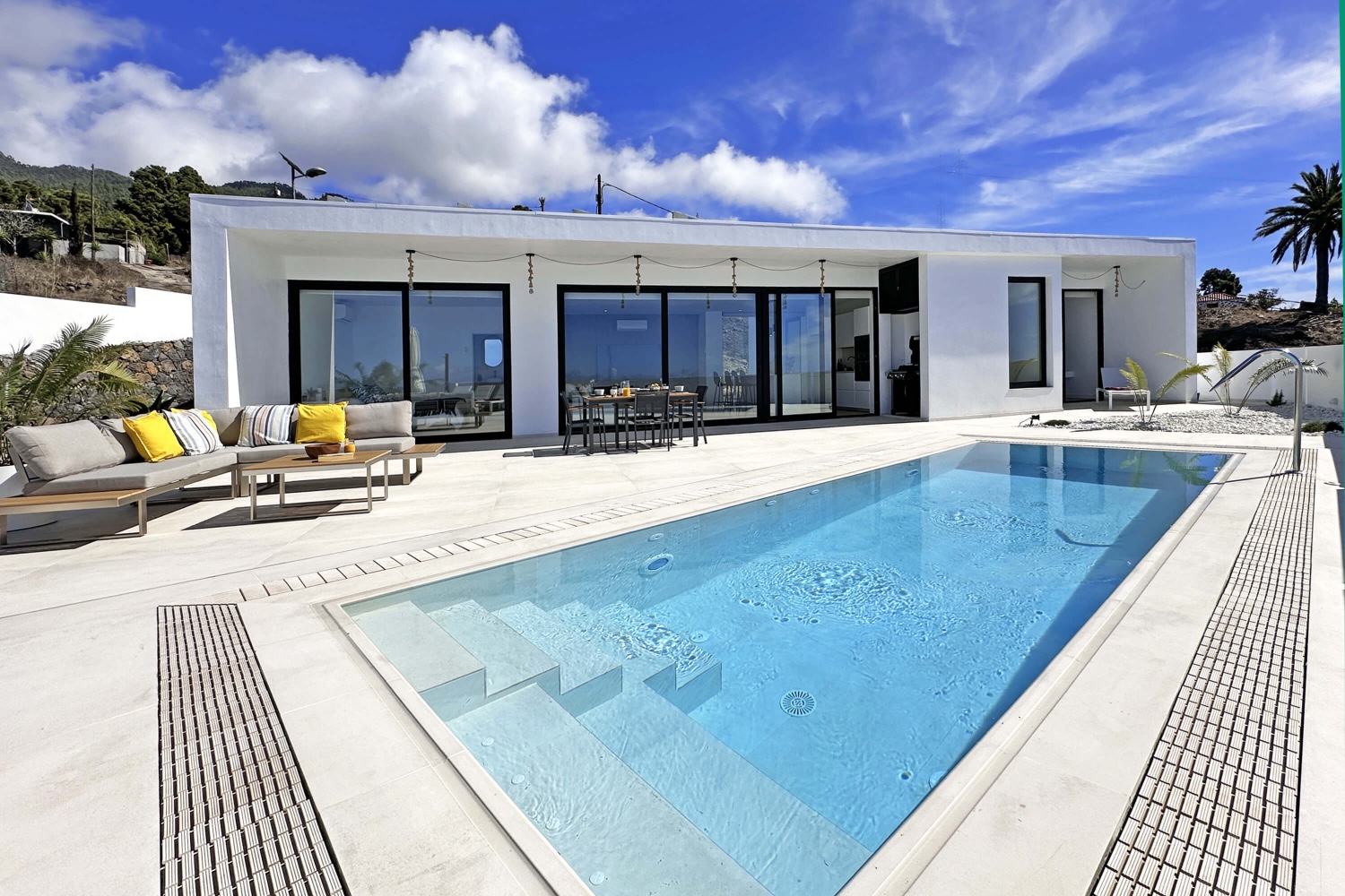 Disfrute del confort y la tranquilidad en esta casa moderna en La Palma con piscina privada, impresionantes vistas al Atlántico, al cielo estrellado y a espectaculares puestas de sol.