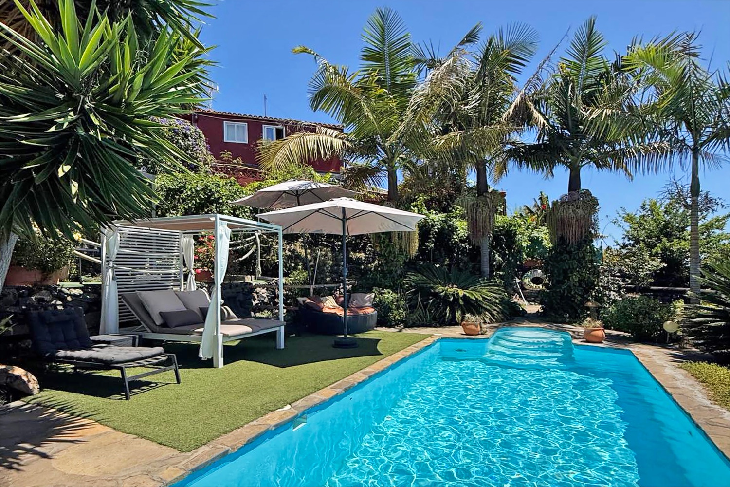 Красивый и хорошо оборудованный дом для отдыха для четырех человек с большой открытой площадкой с барбекю, многочисленными зонами отдыха, частным бассейном и фруктовым садом